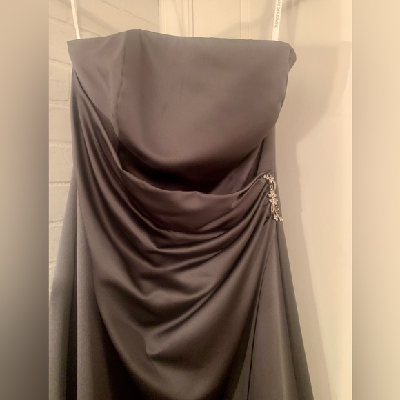 David’s Bridal Pewter Satin Gown With Side Drape Brooch Size 8 - Picture 2 of 6